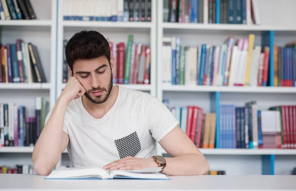 Studente studia nella biblioteca scolastica — Foto Stock