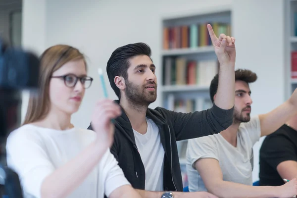 Skupina studentů studium společně ve třídě — Stock fotografie