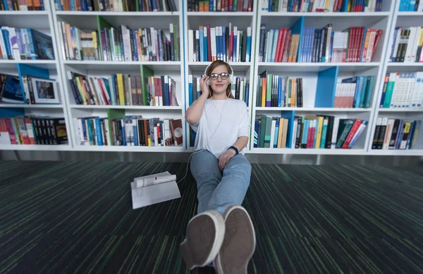 Estudante do sexo feminino estudo na biblioteca — Fotografia de Stock
