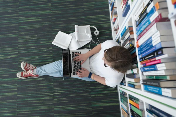 Vrouwelijke student studie in bibliotheek — Stockfoto