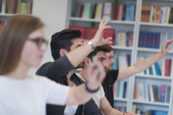 Groep studenten handen opstaan — Stockfoto