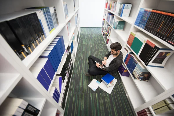 Estudante estudar na biblioteca da escola — Fotografia de Stock