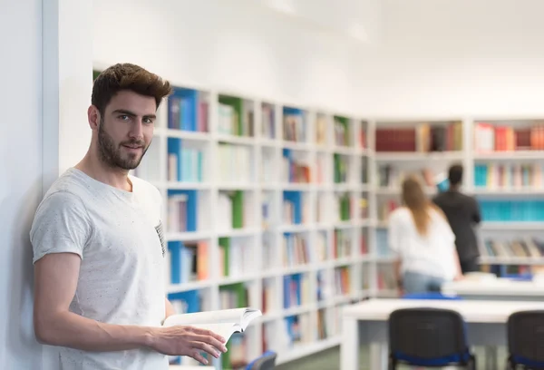 Studente in biblioteca scolastica utilizzando tablet per la ricerca — Foto Stock