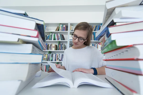 Kvinnlig student studie i biblioteket — Stockfoto