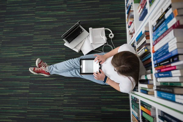 Vrouwelijke student studie in bibliotheek — Stockfoto