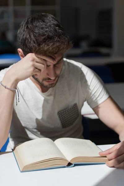 Estudiante en la biblioteca de la escuela — Foto de Stock