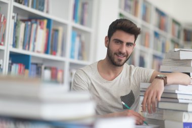 Okul kütüphanesinde öğrenci eğitimi