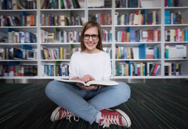 Kütüphane çalışmada kız öğrenci 