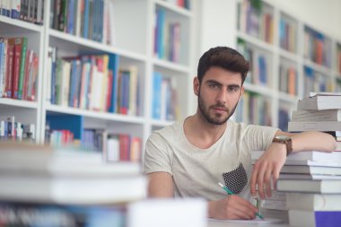 Okul kütüphanesinde öğrenci eğitimi