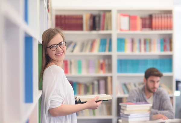 Paar van de studenten in de schoolbibliotheek — Stockfoto