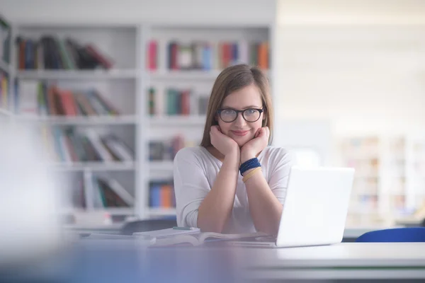 Estudante do sexo feminino estudo na biblioteca da escola — Fotografia de Stock