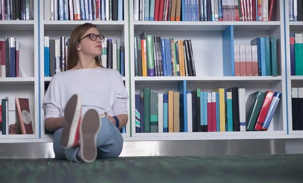 Estudante do sexo feminino estudo na biblioteca — Fotografia de Stock