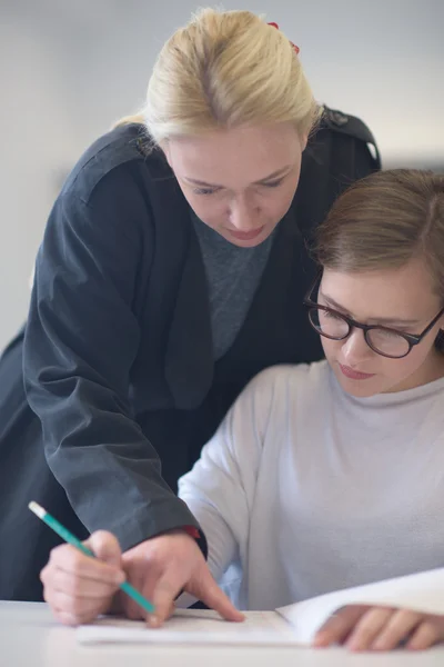 Female teacher helping students on class — Stock Photo, Image