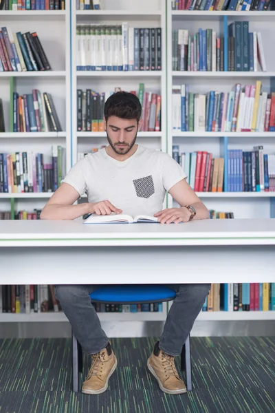 Estudante estudar na biblioteca da escola — Fotografia de Stock