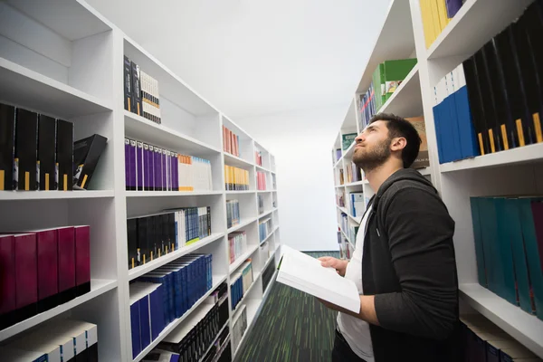 Étudiant à la bibliothèque de l'école — Photo