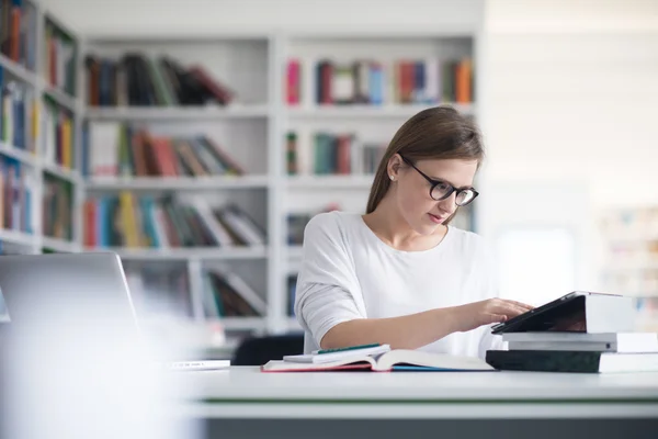 Kvinnlig student studera i skolans bibliotek — Stockfoto