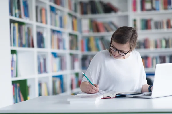 Kvinnlig student studera i skolans bibliotek — Stockfoto