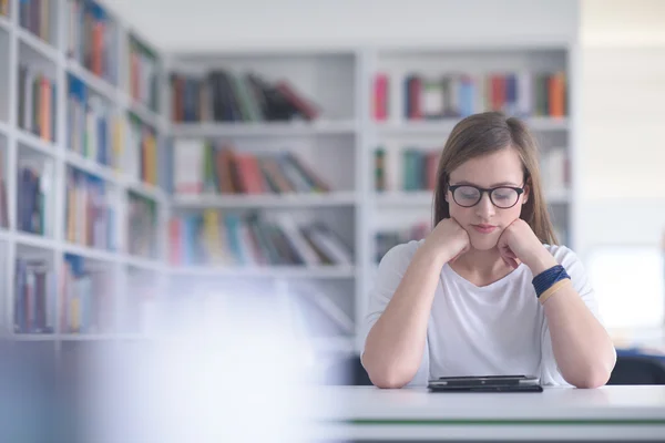 Kvinnlig student studie i skolbiblioteket, med Tablet PC — Stockfoto