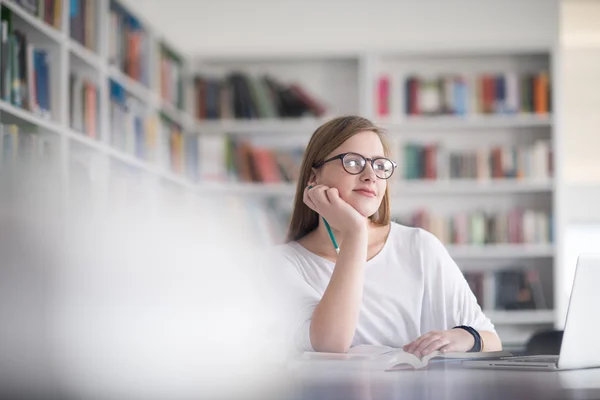 Kvinnlig student studera i skolans bibliotek — Stockfoto