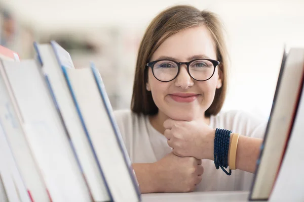 Portrait d'une étudiante lisant un livre à la bibliothèque — Photo