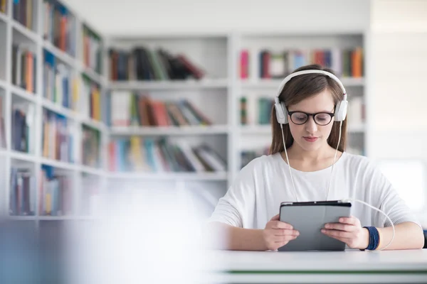 Étudiante à la bibliothèque — Photo