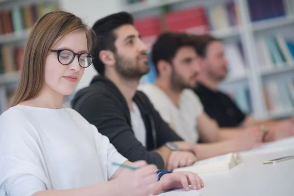 Groep van studenten studie samen in de klas — Stockfoto