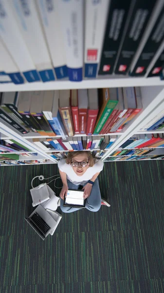 Vrouwelijke student studie in bibliotheek — Stockfoto