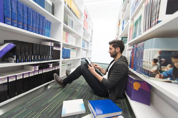 Studente studia nella biblioteca scolastica — Foto Stock