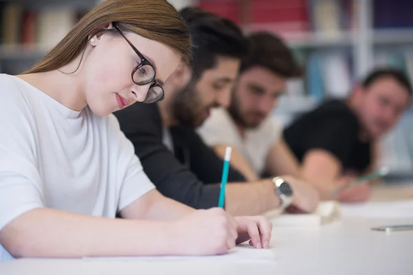 Skupina studentů studium společně ve třídě — Stock fotografie