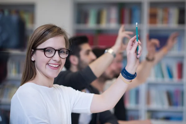 Grupo de Estudantes levantar as mãos — Fotografia de Stock