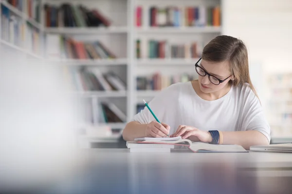 Estudante do sexo feminino estudo na biblioteca da escola — Fotografia de Stock