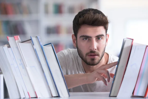 Étudiant à la bibliothèque de l'école — Photo