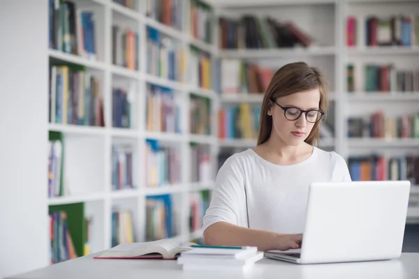 Kvinnlig student studera i skolans bibliotek — Stockfoto