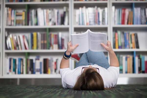 Estudante do sexo feminino estudo na biblioteca — Fotografia de Stock