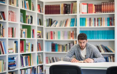 öğrenci okul Kütüphanesi kitap okurken
