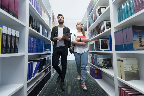 Groupe d'élèves dans la bibliothèque scolaire — Photo