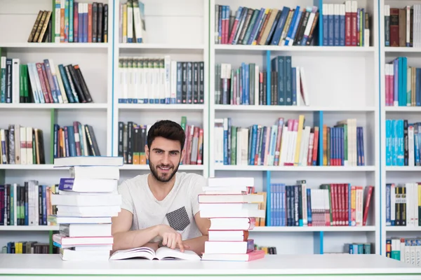 Studerande i skolbiblioteket — Stockfoto