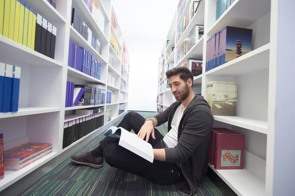 Estudante estudar na biblioteca da escola — Fotografia de Stock