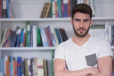 Okul kütüphanesinde öğrenci eğitimi