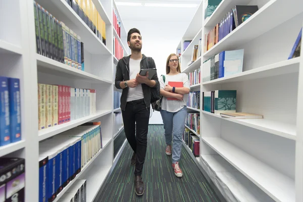 Grupo de alunos na biblioteca da escola — Fotografia de Stock