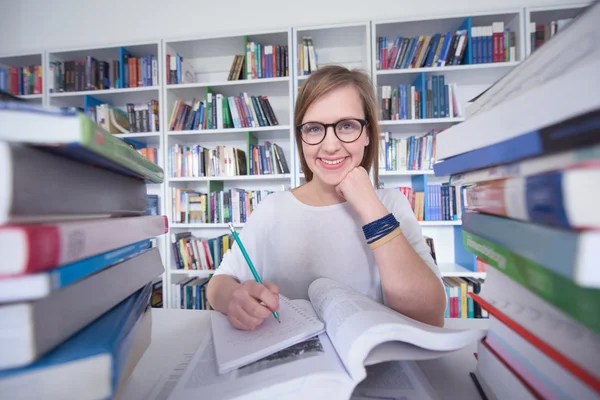 Vrouwelijke studenten studies in de bibliotheek — Stockfoto