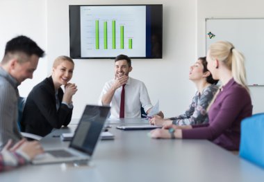 genç iş insanlar grubu office toplantıda üzerinde