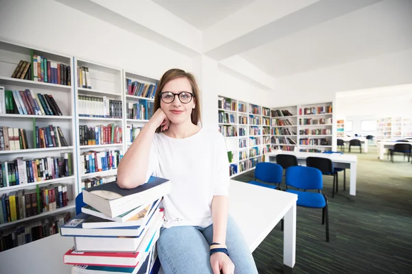 Vrouwelijke studenten studies in de bibliotheek — Stockfoto