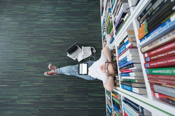 Studi delle studentesse in biblioteca — Foto Stock