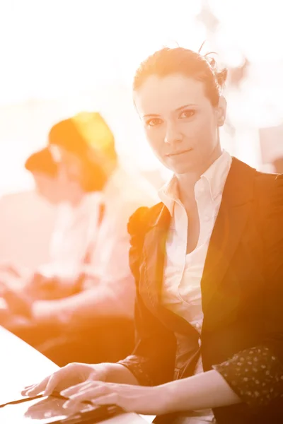 Zakenvrouw bij office mensen group over bijeenkomst in achtergrond — Stockfoto