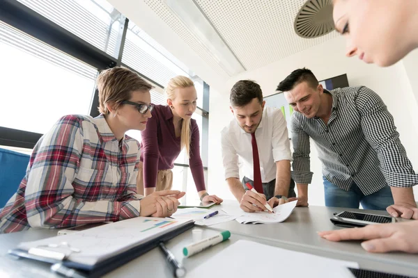 Opstarten bedrijf team op de bijeenkomst in moderne kantoren — Stockfoto