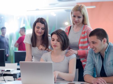 Grup birlikte sınıfta öğrenciler çalışmanın