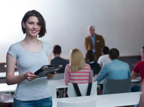 Portrait d'une étudiante heureuse en classe — Photo