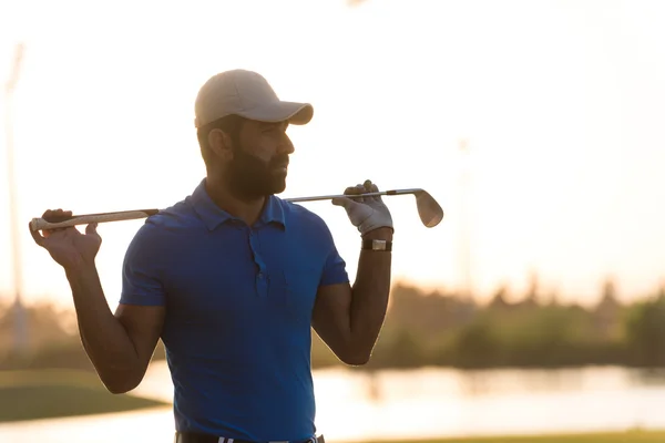 Golfista portrét na golfovém hřišti na sunset — Stock fotografie