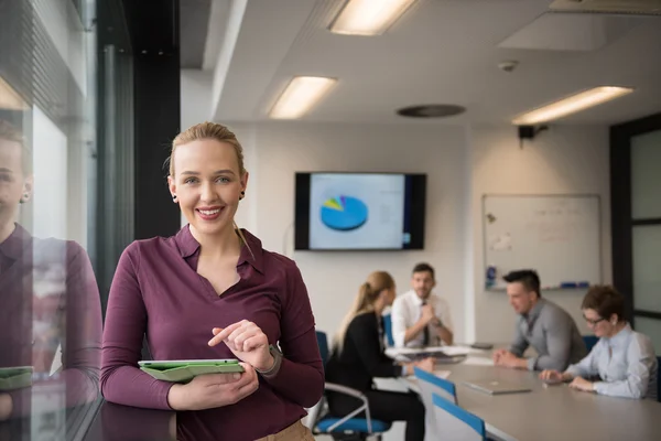 Femme d'affaires blonde travaillant sur tablette au bureau — Photo